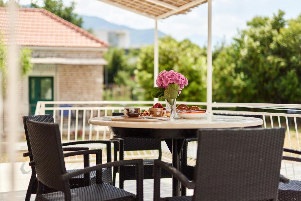 Waikiki Beach House Tivat Exterior photo