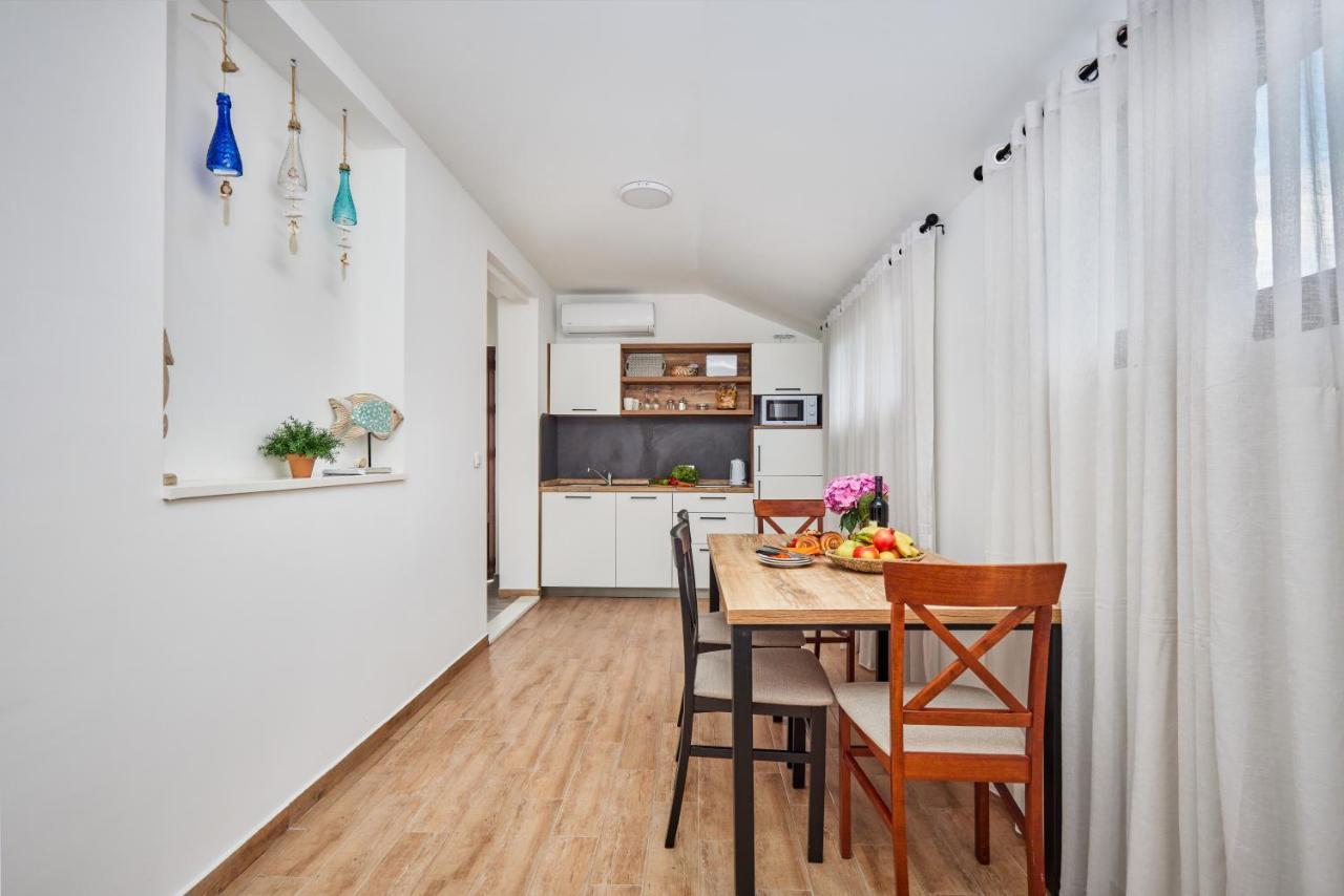 Waikiki Beach House Tivat Exterior photo