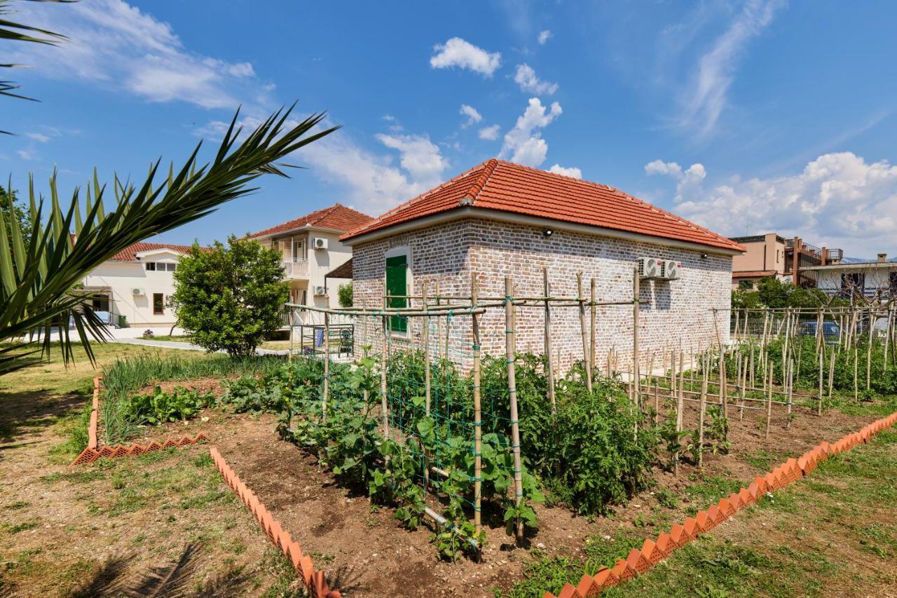 Waikiki Beach House Tivat Exterior photo